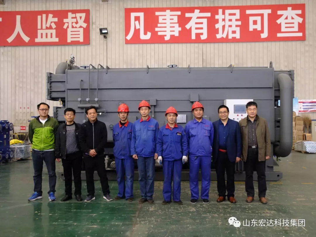 心博买球_心博买球张总与新产品研制小组合影