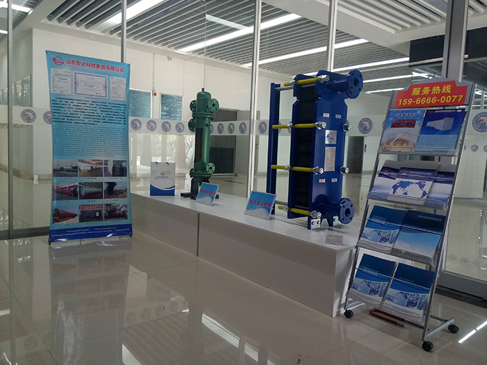 王忠林书记到心博买球_心博买球集团展位观展