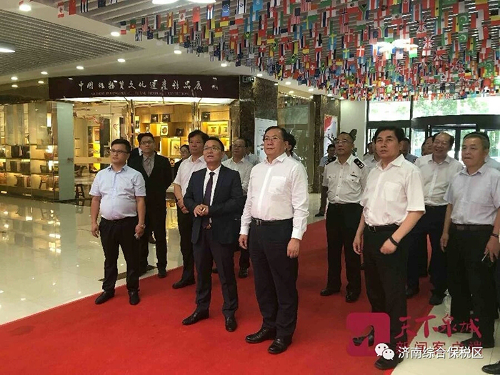 王忠林书记到心博买球_心博买球集团展位观展