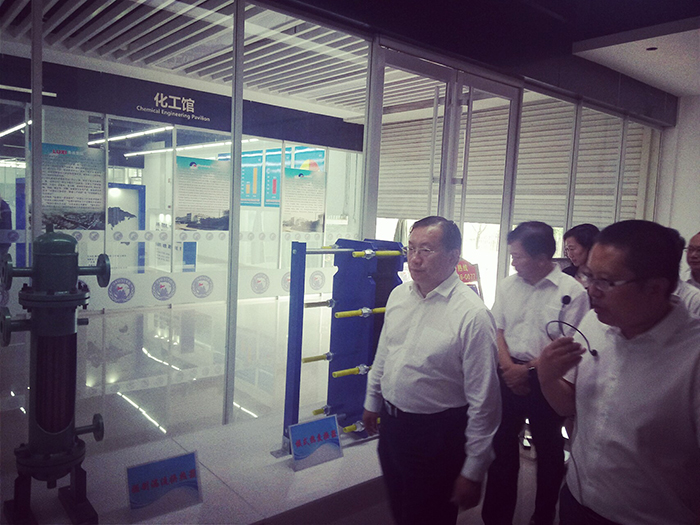 王忠林书记到心博买球_心博买球集团展位观展