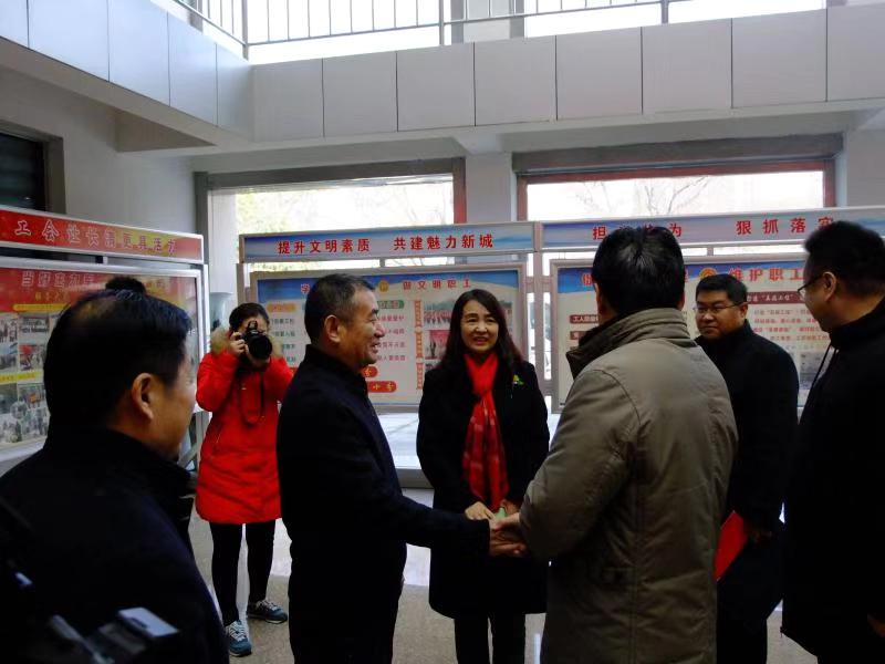 济南市总工会常务副主席傅金峰到心博买球_心博买球集团走访慰问