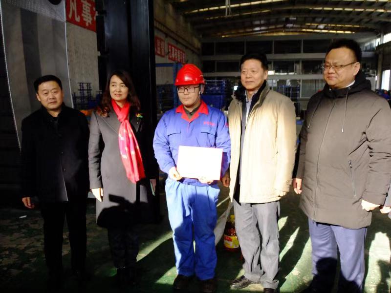 济南市总工会常务副主席傅金峰到心博买球_心博买球集团走访慰问