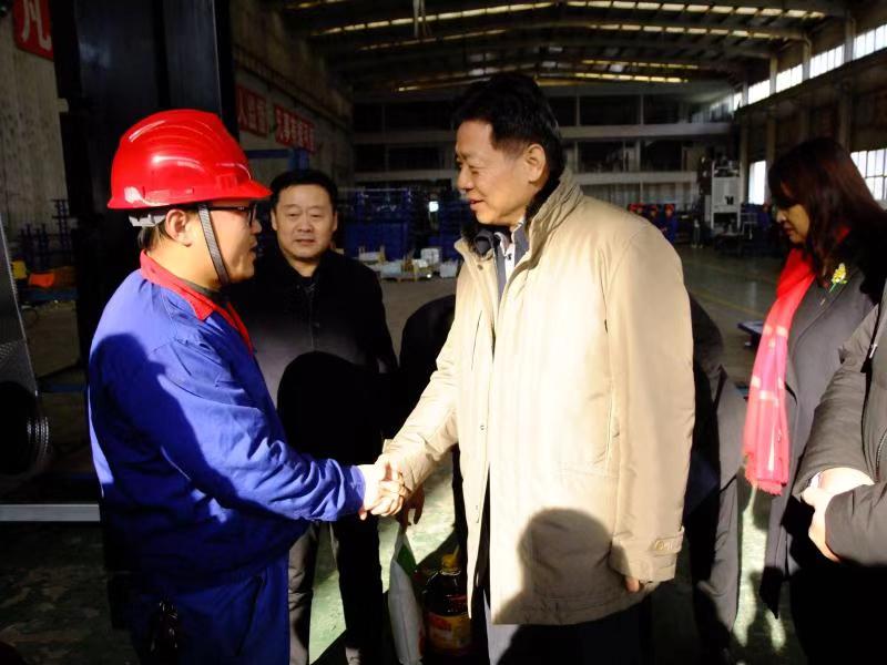 济南市总工会常务副主席傅金峰到心博买球_心博买球集团走访慰问