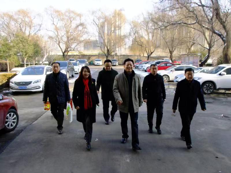 济南市总工会常务副主席傅金峰到心博买球_心博买球集团走访慰问