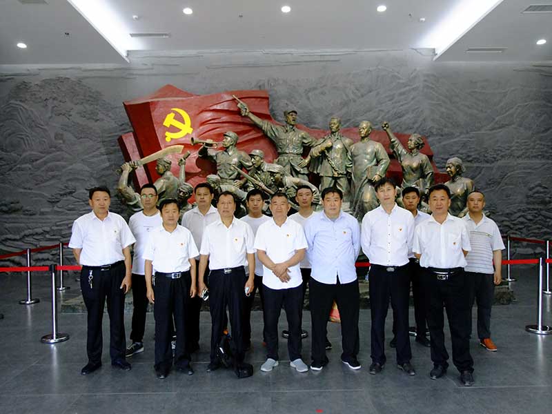 让党旗高高飘扬---心博买球_心博买球集团党员参观大峰山红色教育基地活动