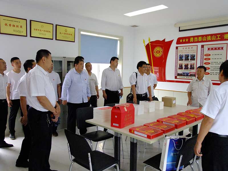 让党旗高高飘扬---心博买球_心博买球集团党员参观大峰山红色教育基地活动