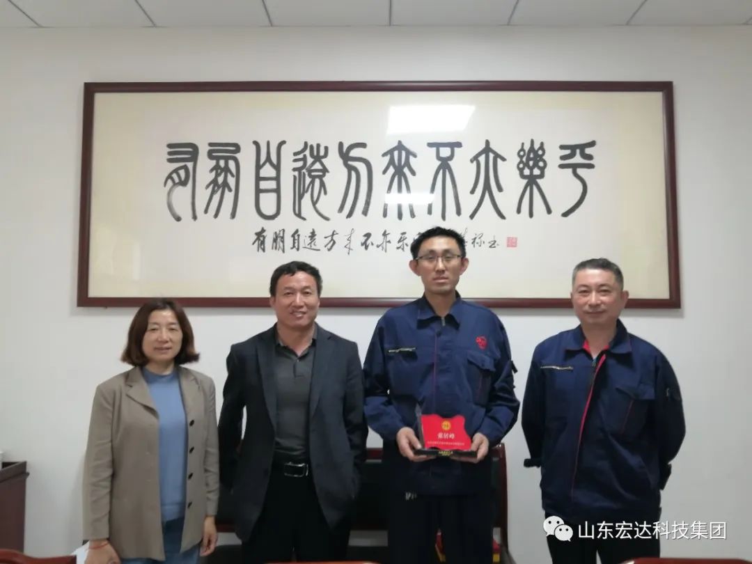 区总工会领导到心博买球_心博买球集团授牌